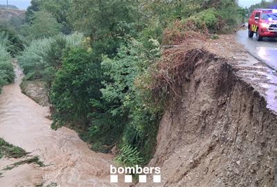 Els Bombers han intervingut per un vehicle afectat per l’aigua a la BV-2411 i pel despreniment d’una paret d’un torrent al camí del Molí de la Font. B